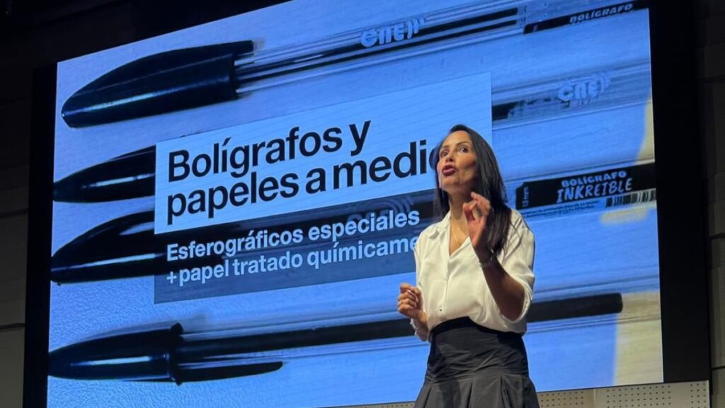 Luisa González compartió su tesis sobre supuesta tinta transferible en una cumbre internacional. (X).