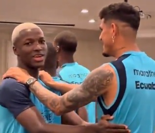 Moisés Caicedo con Piero Hincapié en la selección