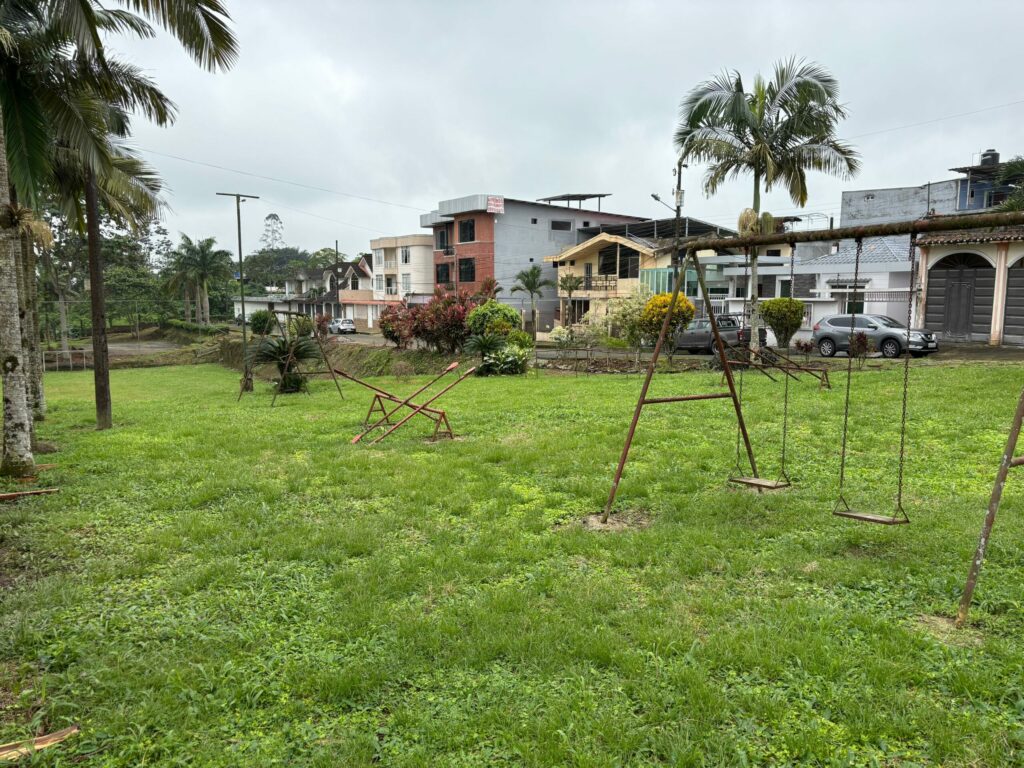 Parque infantil en mal estado preocupa a vecinos del Círculo en Santo Domingo