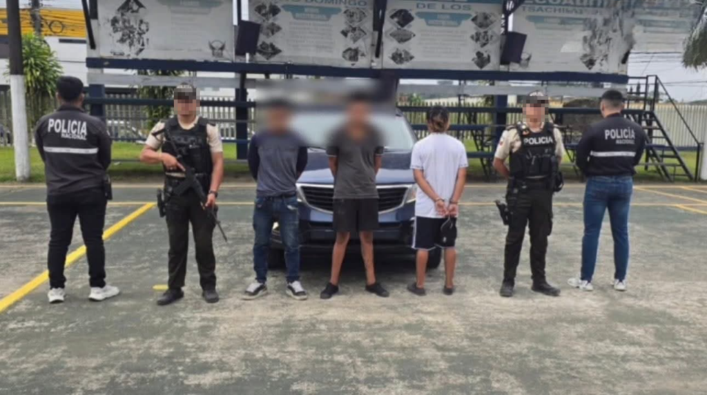 Policía captura a tres sospechosos tras persecución en Santo Domingo de los Tsáchilas