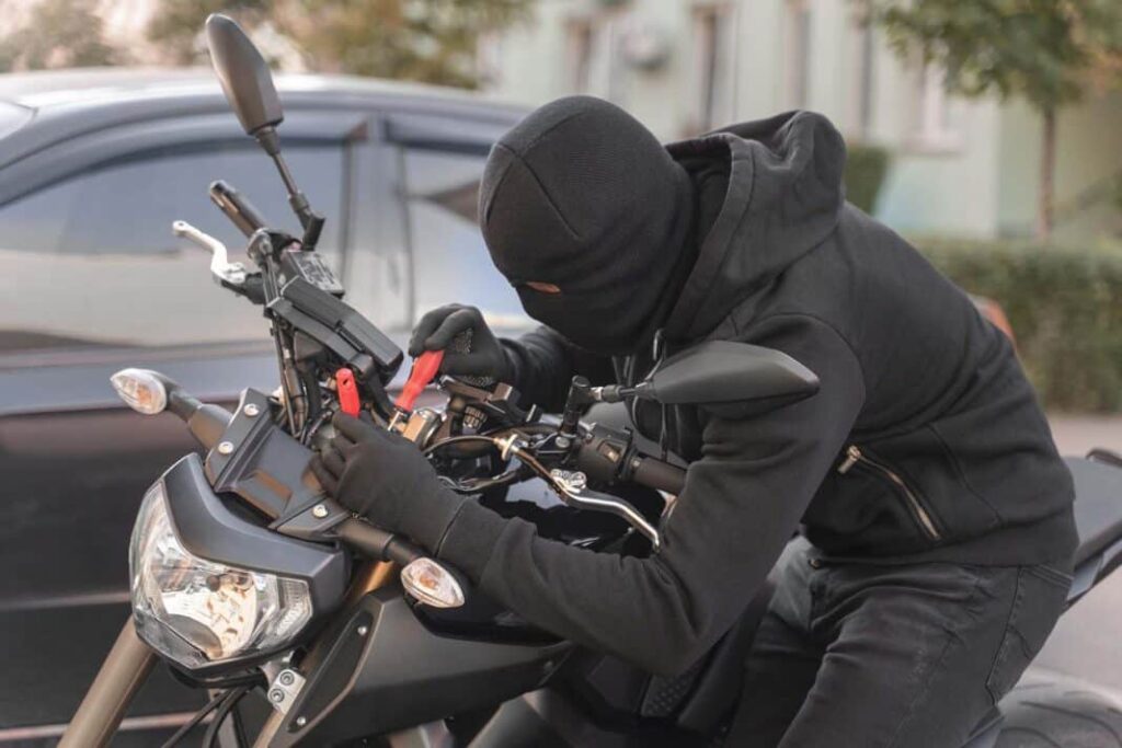 Quiso huir con una motocicleta, pero la víctima lo alcanzó y evitó el robo. Ocurrió en Santo Domingo de los Tsáchilas