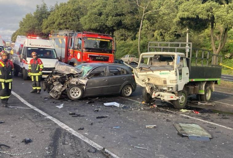 Un choque entre un automóvil liviano y un camión dejó una persona fallecida y tres heridos en la avenida Simón Bolívar, sector La Argelia, al sur de Quito.
