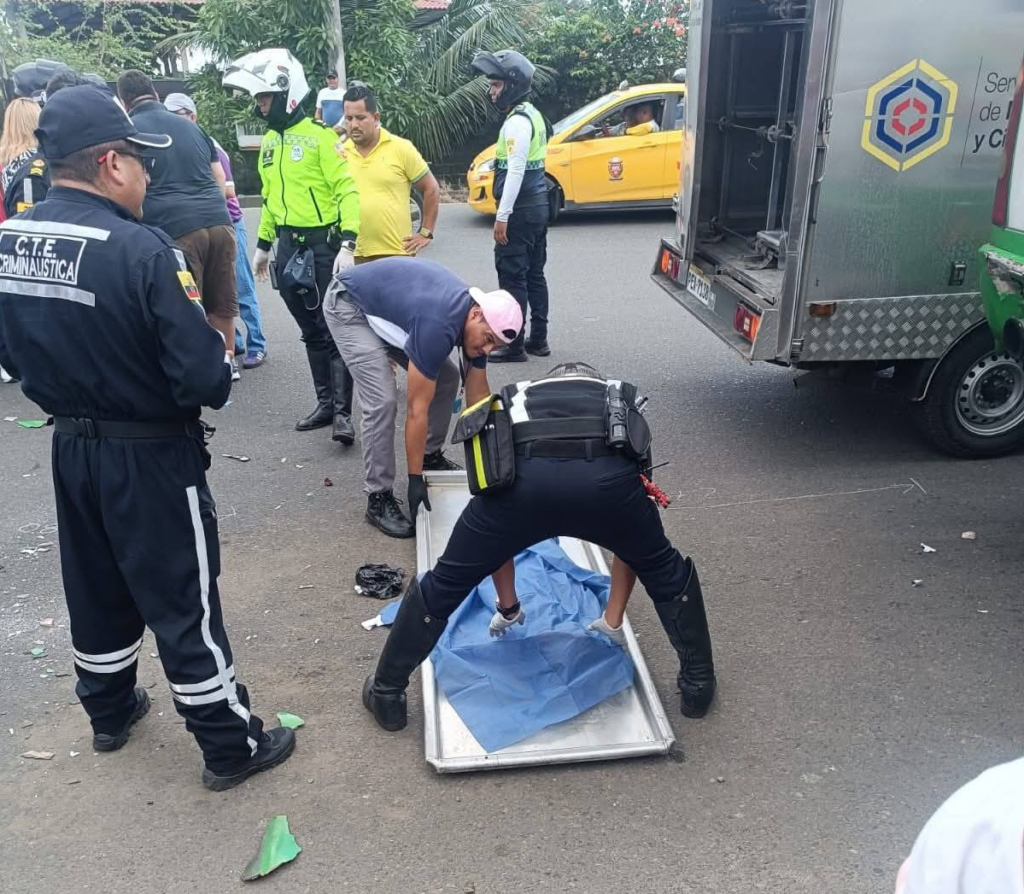 Quevedo: Padre fallece junto a su hijo tras chocar motocicleta contra bus
