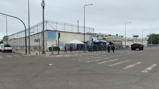 ¿Mensaje criminal? Lanzan cabeza de chancho y panfleto contra funcionarios del sistema penitenciario