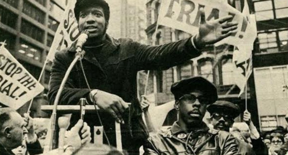 Fred Hampton, líder del Partido Pantera Negra, fue asesinado por el FBI en Chicago mientras dormía. Se encontraron cerca de 100 casquillos de bala en el lugar.