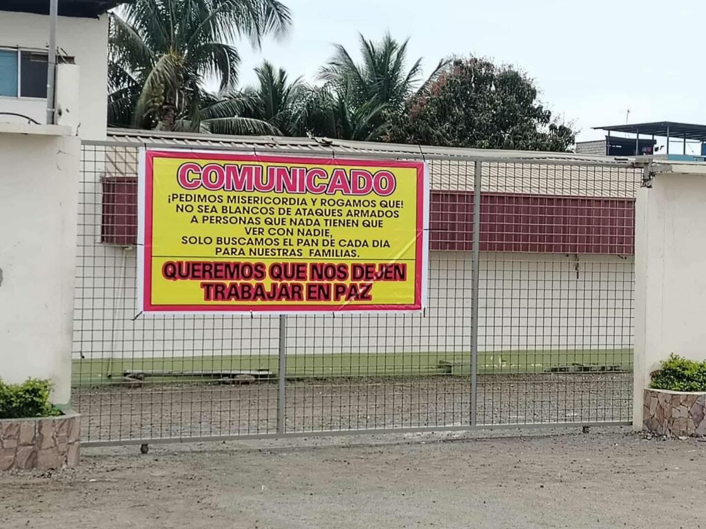 Con un cartel piden el cese al fuego en El Imperio y que los dejen trabajar.