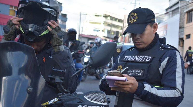 AMT sanciona a 222 motociclistas por transportar pasajeros no permitidos en Quito