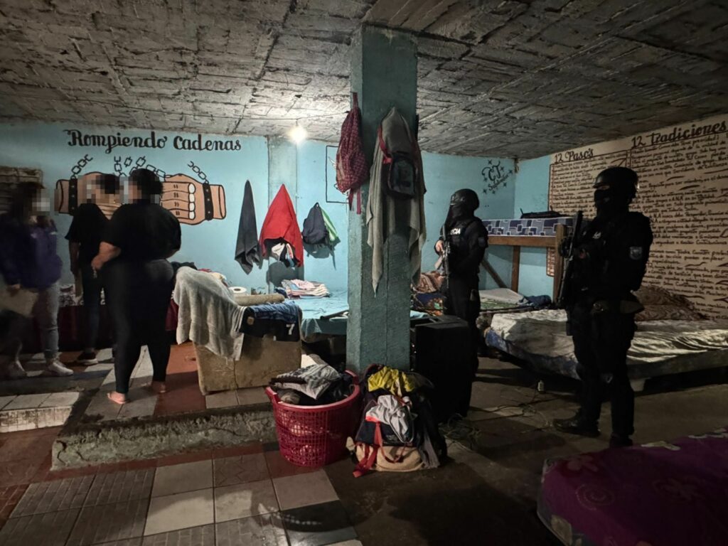 Bajo candado y entre castigos así vivían los internos en una clínica de rehabilitación clandestina descubierta en Santo Domingo