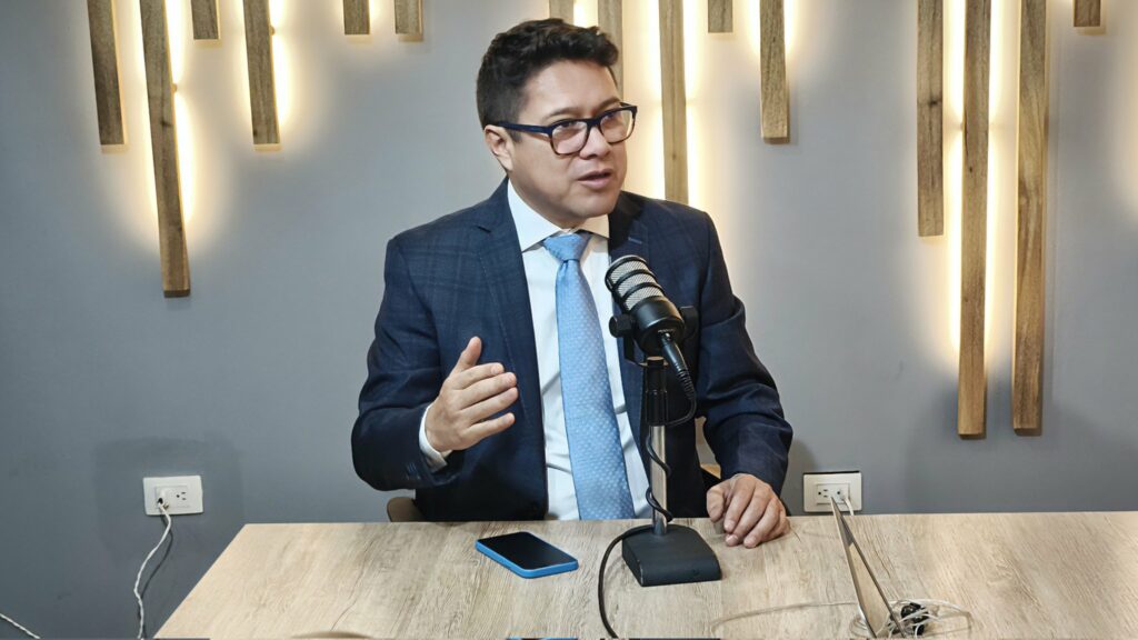 Correísmo y Pachakutik impulsan control parlamentario a fusión de ministerios y despido de empleados públicos en Ecuador