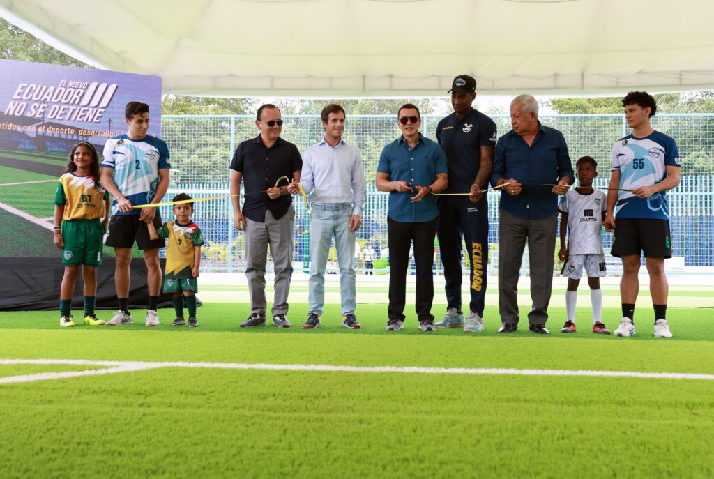 Daniel Noboa inauguró centro deportivo y cultural en la comuna ancestral Bajo Alto, en la provincia de El Oro