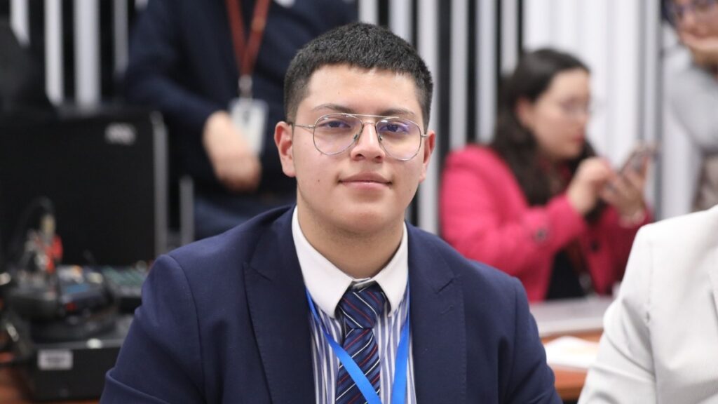 Dominique Serrano, el asambleísta más joven de la historia de Ecuador, trabaja en la Asamblea Nacional junto a varios familiares. (AN).