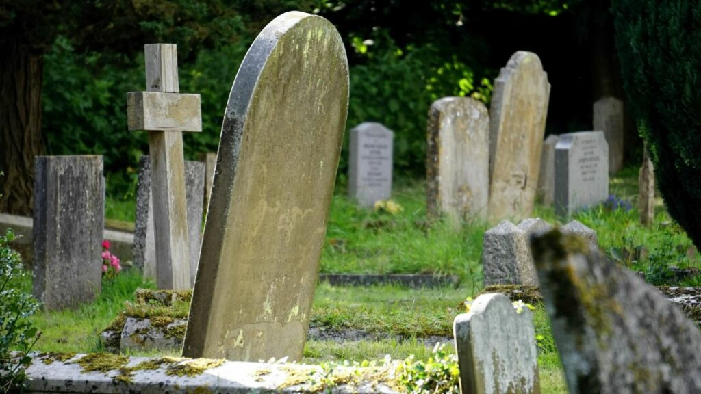 El cuerpo de una adolescente fue sacado de su tumba y abusado por una persona que profanó su última morada. (Pexels)