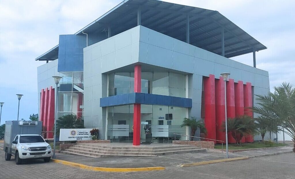 El cuerpo del menor arribó a Chone desde Esmeraldas por cuenta de sus familiares, quienes después pidieron su traslado al centro forense de Manta.