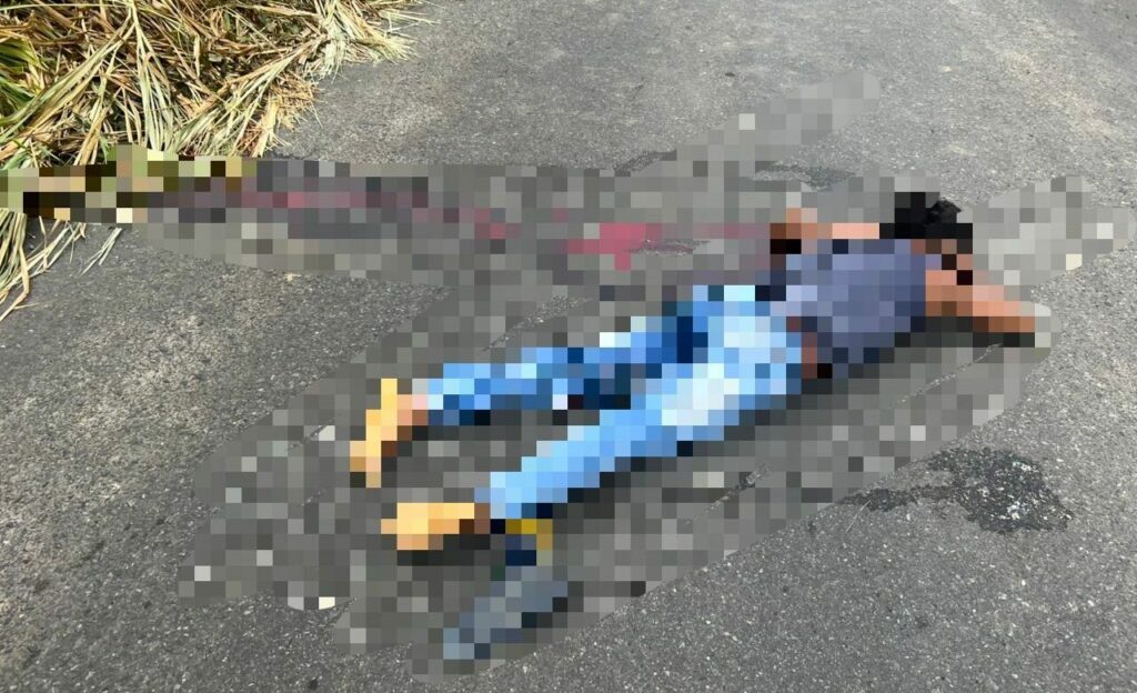 El cuerpo quedó tendido en la vía hasta que se realizó su traslado al centro forense de Santo Domingo.