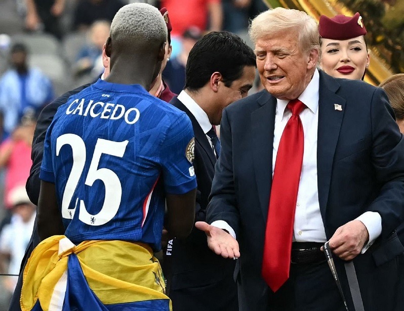 El ecuatoriano Moisés Caicedo recibió la medalla de campeón del Mundial de Clubes 2025 de manos del presidente de Estados Unidos, Donald Trump.