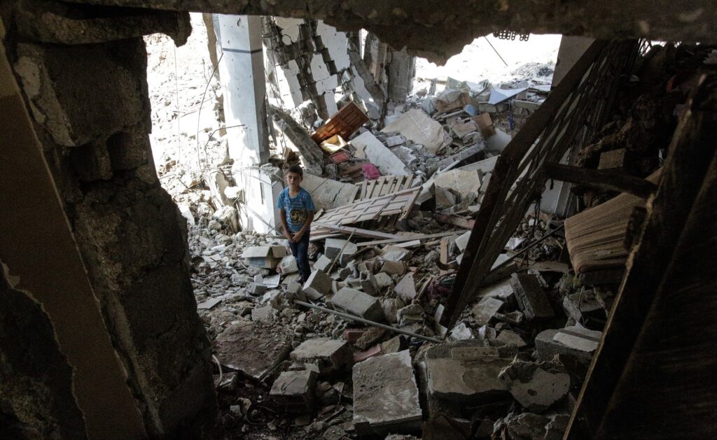 Restricciones de combustible en Gaza amenazan suministro de agua para 44,000 niños, advierte Save the Children