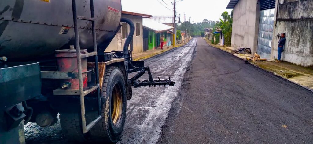 Falta de asfalto detiene obras viales en Santo Domingo y afecta movilidad en varios sectores urbanos