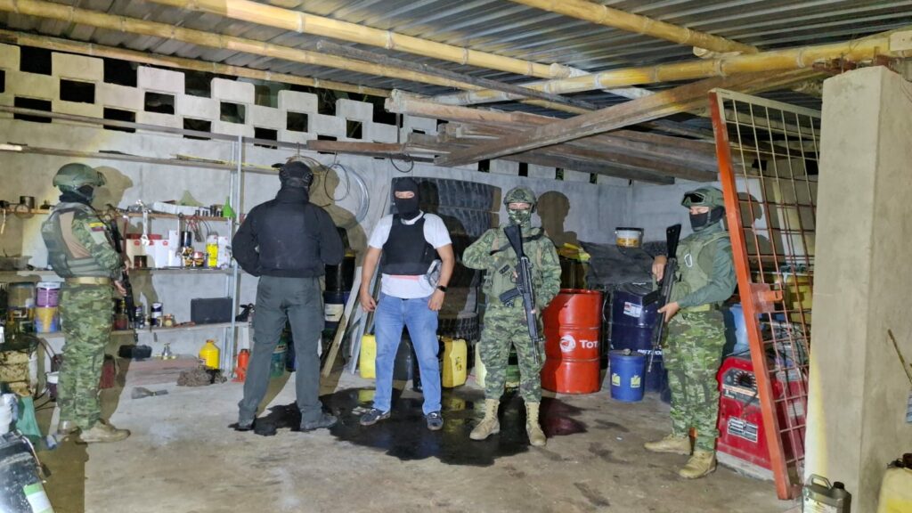 Fuerzas Armadas incautan combustible ilegal almacenado en zona rural de Santo Domingo