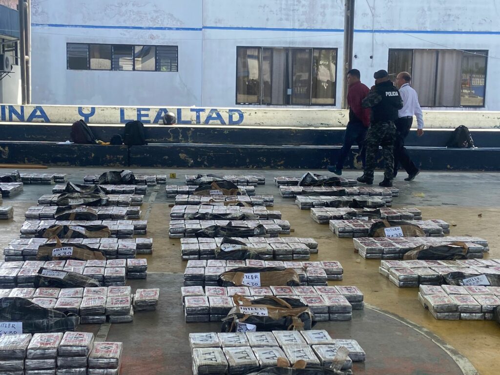 Hombre fue detenido con droga en el doble fondo de un camión.