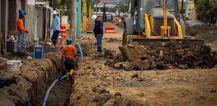 El proyecto de Interagua, con un costo de $1.5 millones, incluye la reposición de tuberías y la mejora del drenaje pluvial.