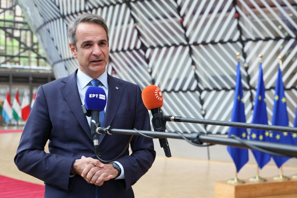 Grecia suspende solicitudes de asilo tras llegada masiva de migrantes.