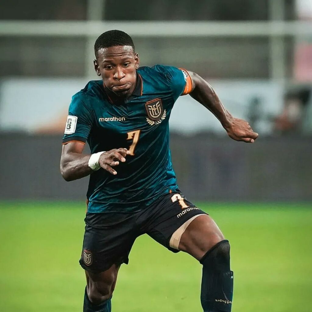 Pervis Estupiñán en una partido con la selección ecuatoriana