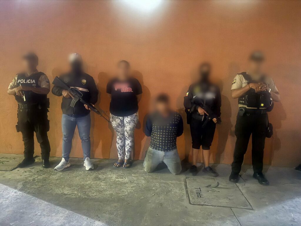 Un hombre y una mujer fueron detenidos por el delito de tráfico de drogas.