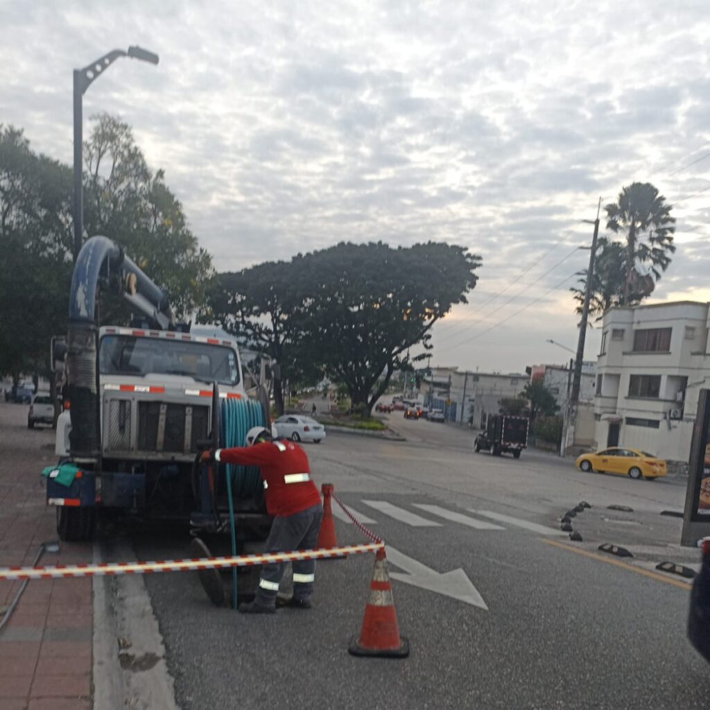 Técnicos de Interagua extienden su trabajo a Portete de Tarqui, Mapasingue y Urdesa.