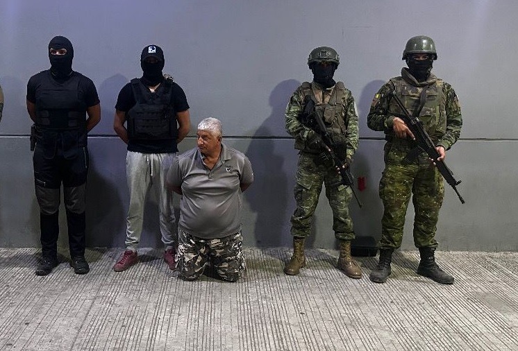 Militares ecuatorianos detuvieron a L. G. Briones M., alias Pinchagua, presunto integrante y testaferro del grupo criminal Los Choneros.
