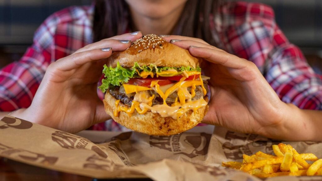 Personal de la Arcsa estará vigilando cómo se preparan los alimentos durante el evento Burger Show 2025. (Pexels)