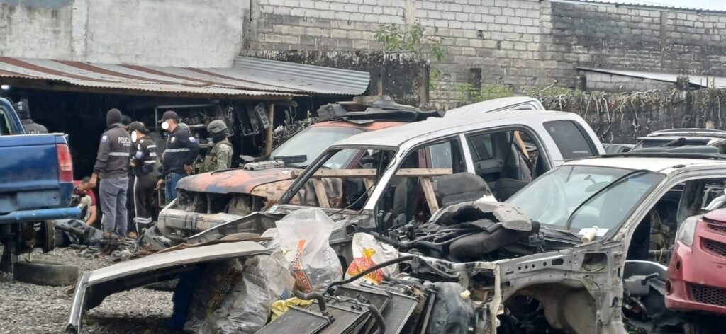 Policía allana taller en Santo Domingo por autopartes robadas