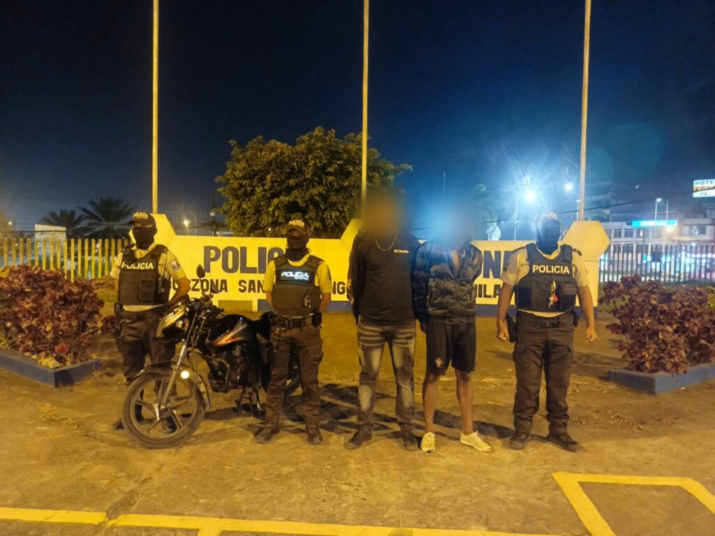 Policía detiene a jóvenes con pistola y moto sin placas en Santo Domingo