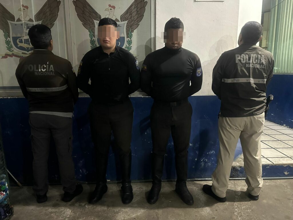 Policías detenidos presuntamente por pedir $200 a conductor sin licencia en La Concordia
