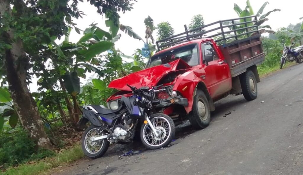 accidente de tránsito, El Carmen, choque frontal, motociclista fallecido, vía Tigrillo, fuga del conductor