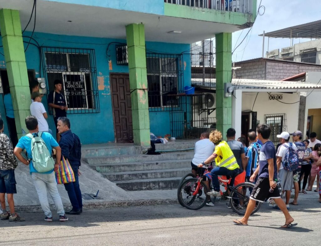 Un hombre fue asesinado en el portal de una vivienda en pleno centro de Manta.