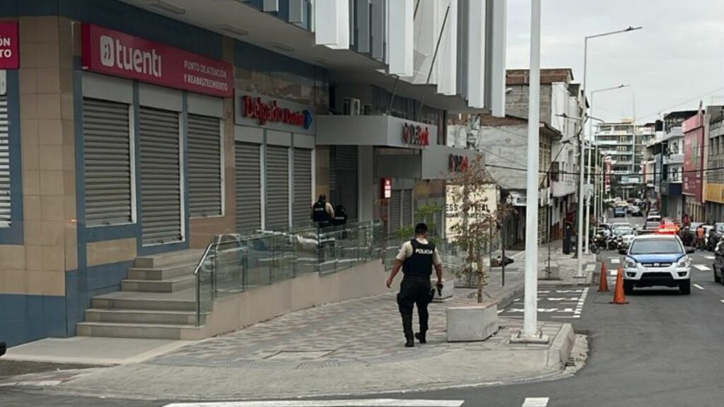 Un sujeto quedó atrapado tras irrumpir en una entidad financiera de Manta, provincia de Manabí.