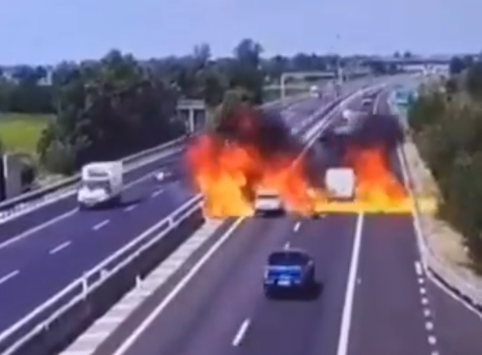 Una avioneta ultraligera se precipitó sobre una autopista en Azzano Mella, provincia de Brescia, al norte de Italia.