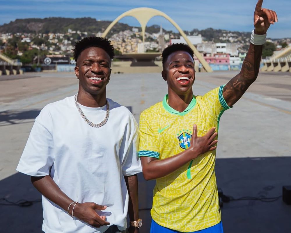 Vinícius Júnior celebra su estatua de cera en Río de Janeiro