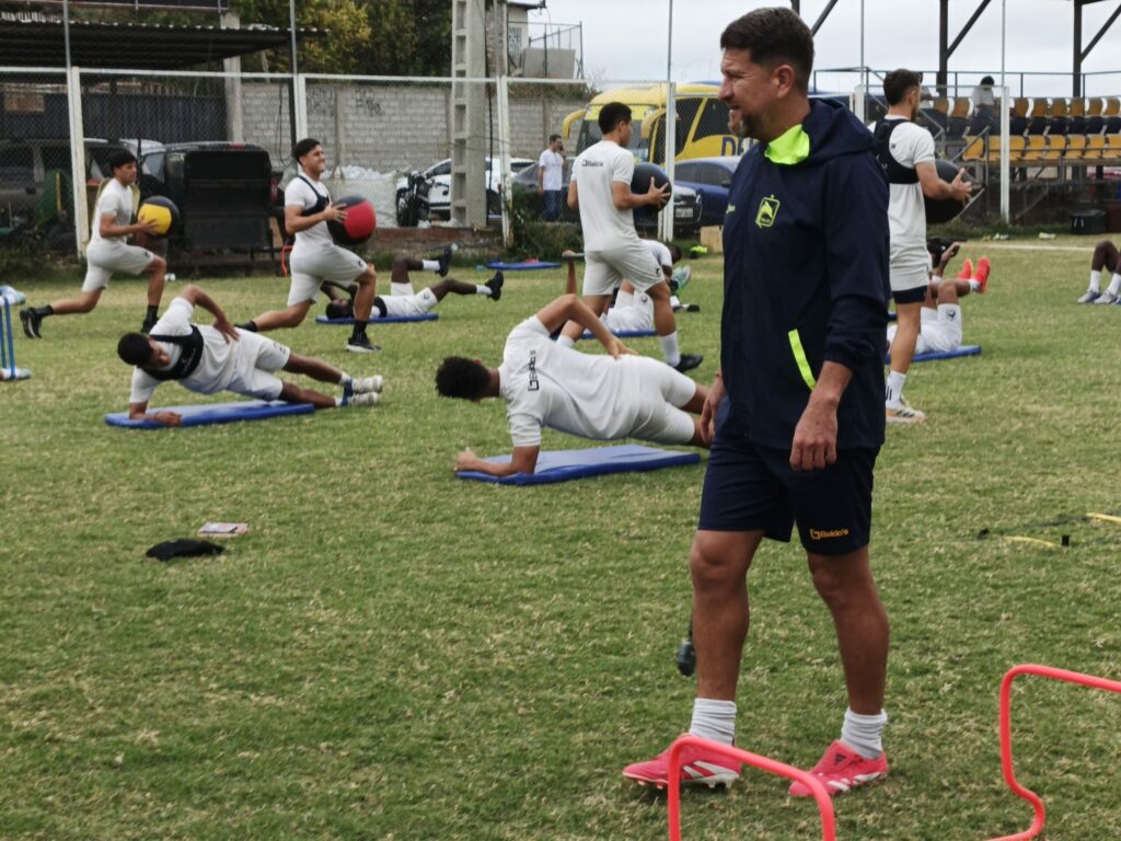 El técnico Patricio Urrutia en la última práctica de Delfín SC. FOTO: Comunicación Delfín SC.