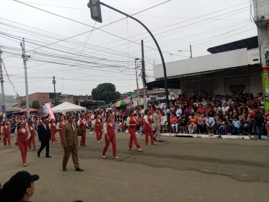 Chone celebró sus 131 años con un desfile lleno de color, música y tradición