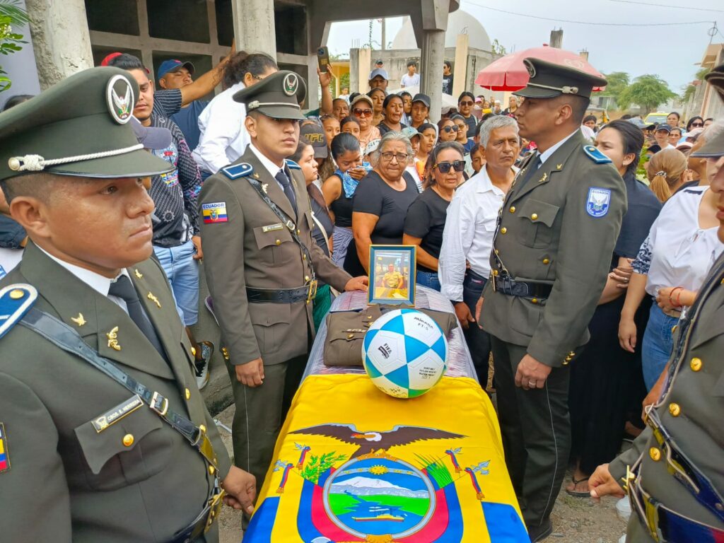 Policía fallece en accidente en Arenillas y recibe honores póstumos en Huaquillas