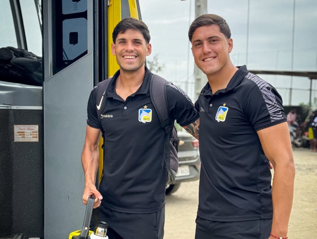 El defensa argentino Mateo Burdisso (der) será baja en Delfín SC por acumulación de tarjetas amarillas. FOTO: DelfinSC.