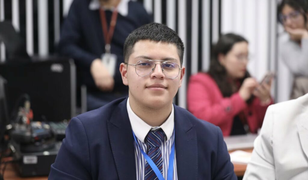 Dominique Serrano regresa a la Asamblea tras suspensión por dibujar en sesión.