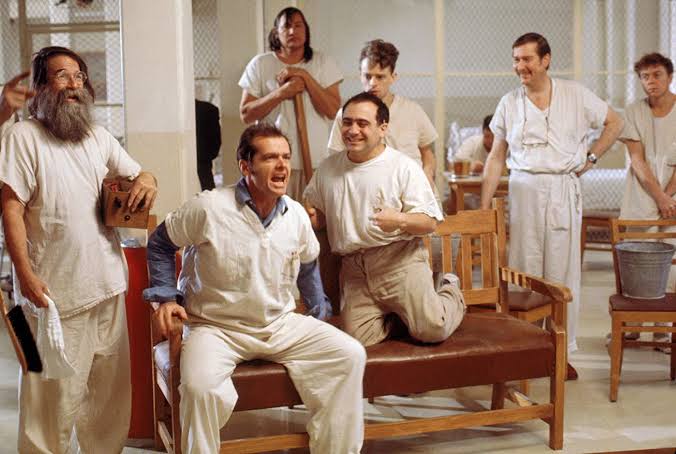 El experimento psiquiátrico generó un impacto cultural inmediato. En 1975, se estrenó la película Atrapado sin salida, inspirada en una historia similar, que obtuvo varios premios Óscar.