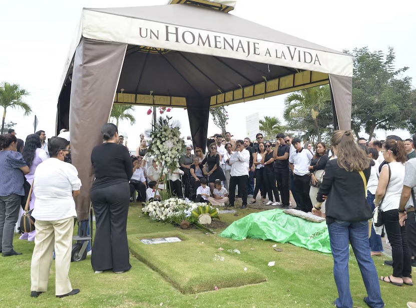 Al periodista Xavier Ramos, a quien asesinaron en su departamento, en el norte de Guayaquil, lo sepultaron pasado el mediodía de este sábado