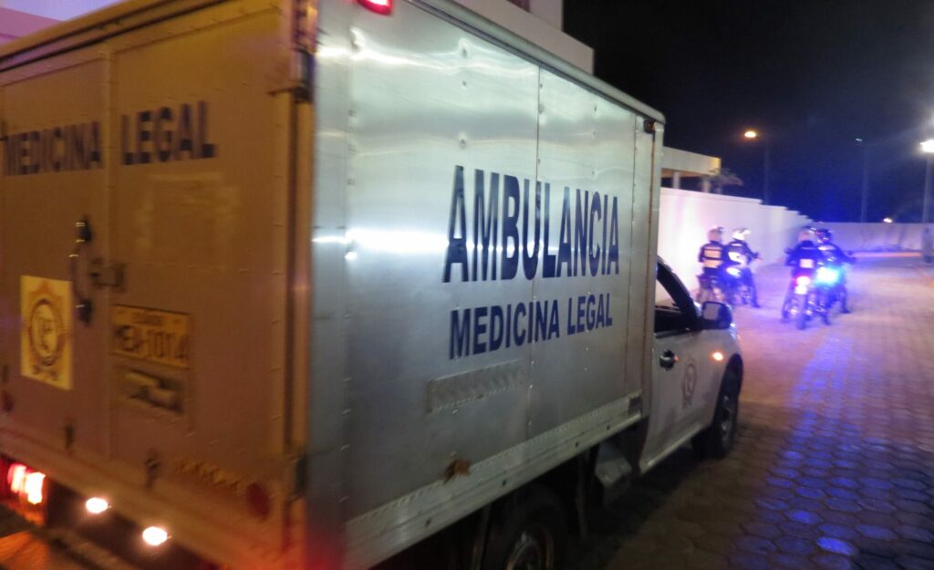 La víctima fue atacada por un problema de drogas.