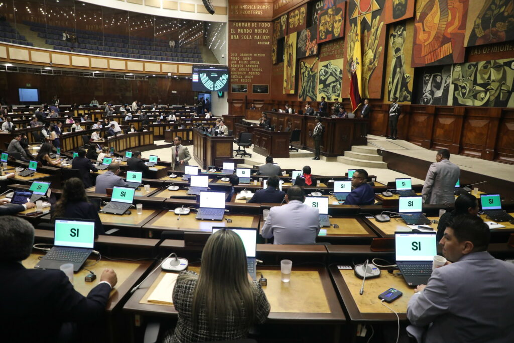 Asamblea Nacional aprueba resolución para transformar la salud pública en Ecuador