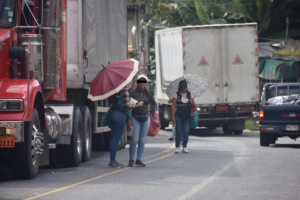 Caos y polémica en Alluriquín militares reemplazan a las famosas vendedoras de melcochas en la vía