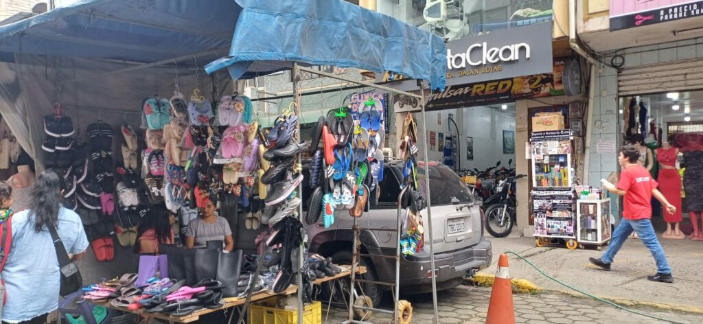 Comerciantes de la 3 de Julio denuncian hostigamiento por vehículo estacionado en su espacio de trabajo