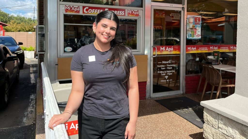 Desde su puesto de trabajo, Maripaz Cedeño comparte un pedazo de su identidad ecuatoriana en el restaurante Mi Apa Latin Café, punto de encuentro de la comunidad migrante. (Kike Perdomo)